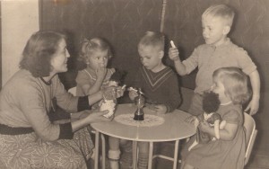 Foto 1957 Mijn Moeder Zus Annemarie Broer Kees  ikzelf  en zus Herma