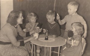Foto 1957 Mijn Moeder Zus Annemarie Broer Kees ikzelf en zus Herma